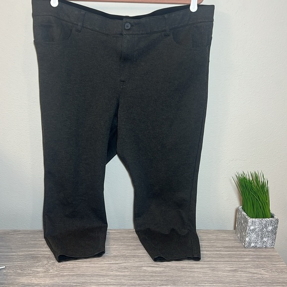 Torrid Bombshell Skinny Studio Luxe Ponte Crop High Rise Pant 24 - Picture 3 of 5